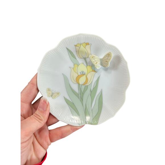Vintage Decorative Plate- Mini- Scalloped edges- Tulips 3d butterfly- some wear - Picture 1 of 5